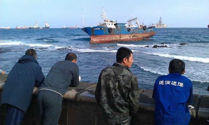 Labores para intentar retirar el buque encallado 'Lian Run'. Ángel Sarmiento.