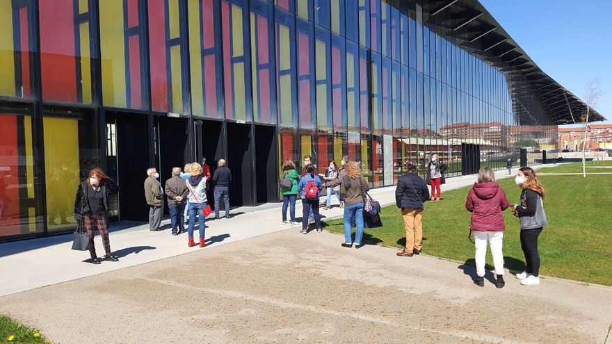 El Palacio de Exposiciones de León acoge la vacunación de AstraZeneca, el otro día.