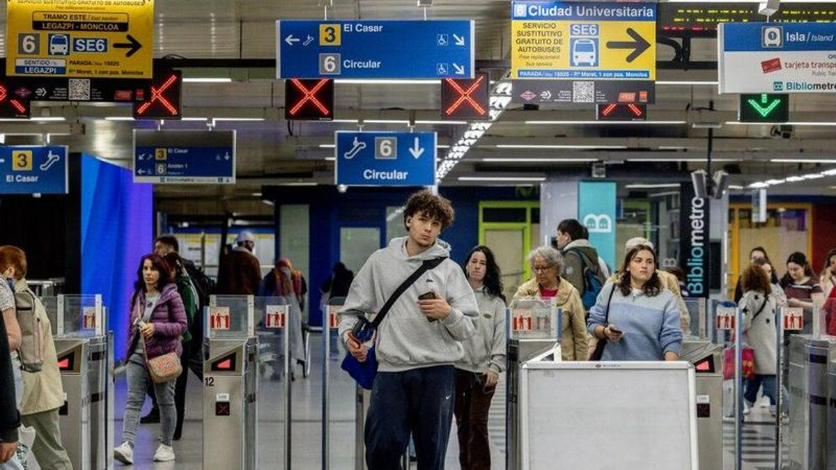 Jóvenes que pagan más y se mueven menos porque el Gobierno de Ayuso exige padrón para el abono: "Si lo sé, elijo otra uni"