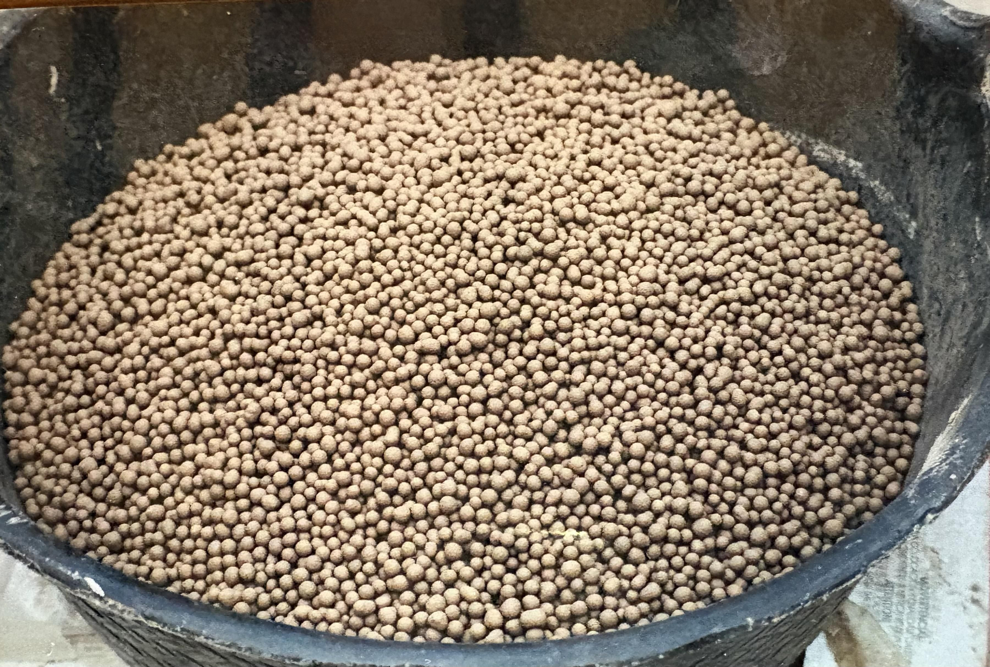 Bolitas de arcilla con semillas ('nendo dango'), método desarrollado por Masanobu Fukuoka para introducir vida en suelos degradados sin arar, regar ni intervenir de forma directa