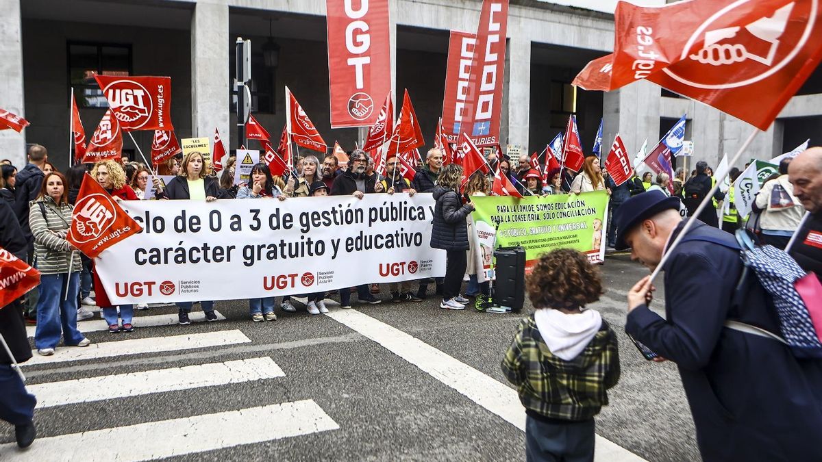 Un momento de la concentración de docentes en la Plaza de España de Oviedo donde se ubica la Consejería de Educación. 