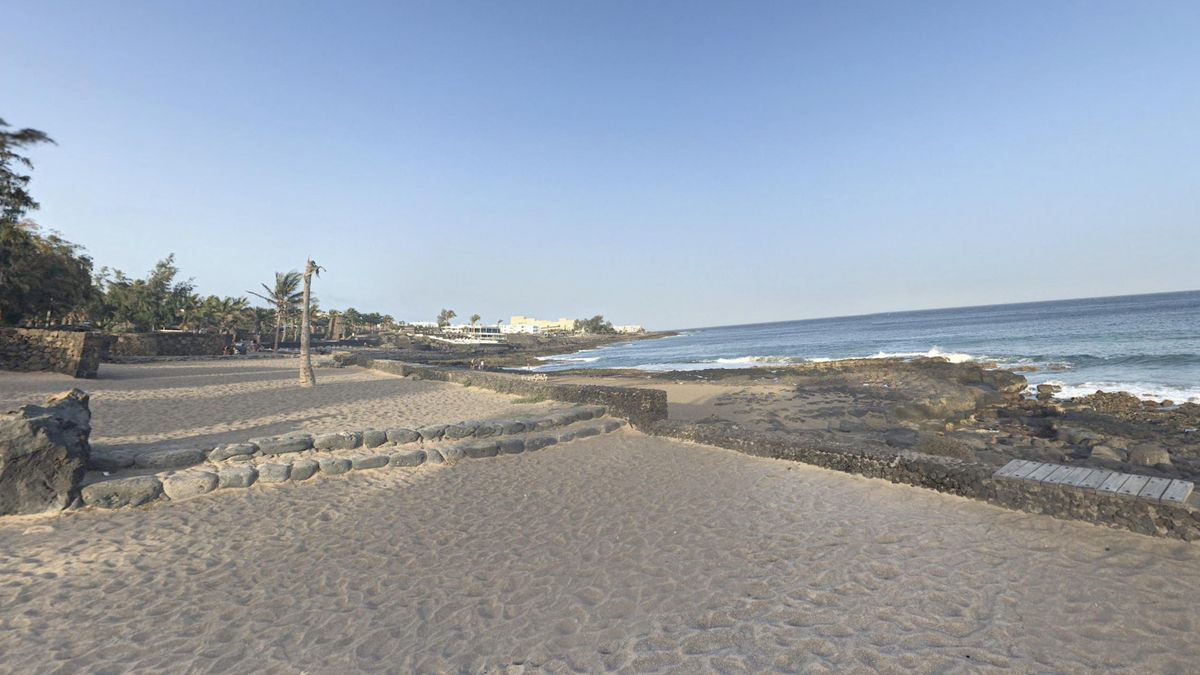Un grupo de migrantes desembarca por sus propios medios en una playa de Lanzarote