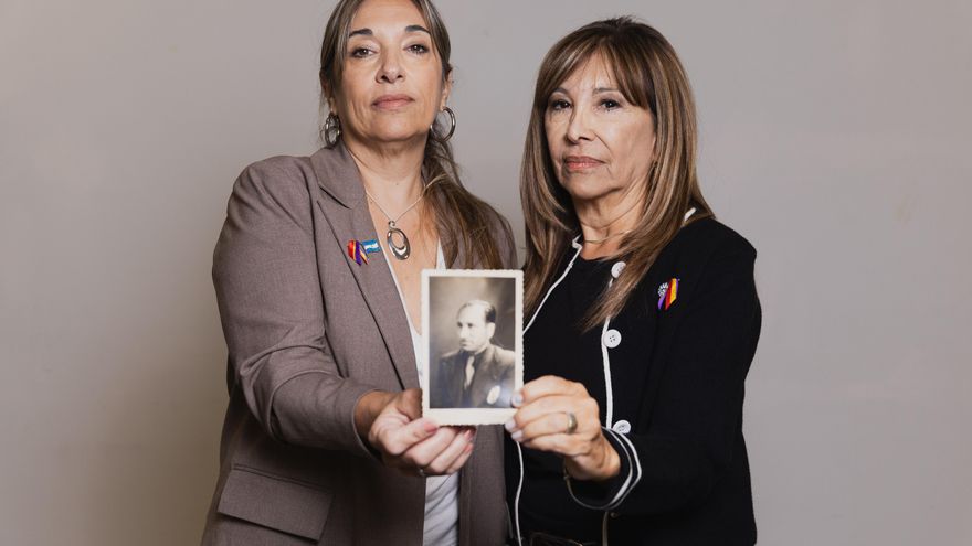 Sonia Isabel y Silvia Garófalo Robles sujetan la foto de su abuelo Luis, por el que han presentado una querella por exilio forzado.