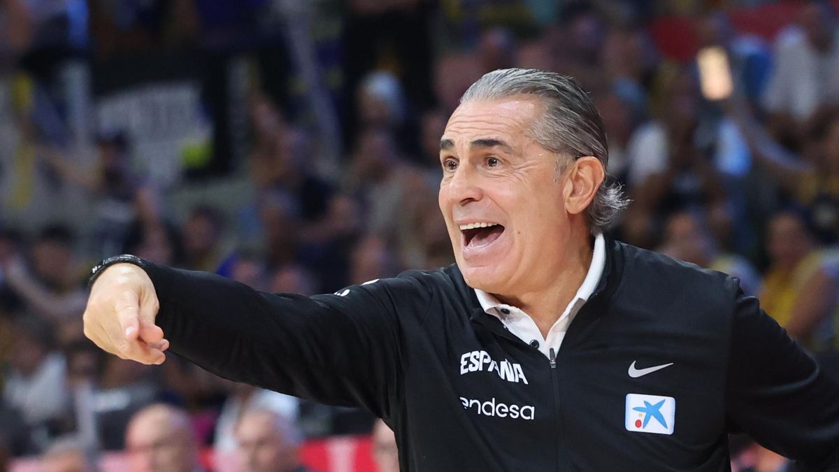 Sergio Scariolo dirigiendo a la selección española en el Eurobasket 2025