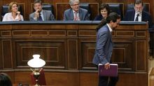 Pablo Iglesias pasa frente a Mariano Rajoy antes de arrancar su discurso en la moción de censura.