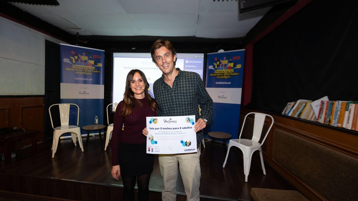 Angy Galvín con el ganador del premio del trivial, dos noches para dos personas en la cadena hotelera MarSenses.