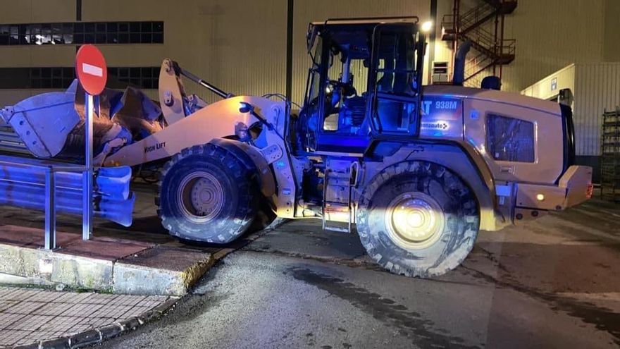 La excavadora con la que ha irrumpido en la fábrica de Mercedes-Benz
