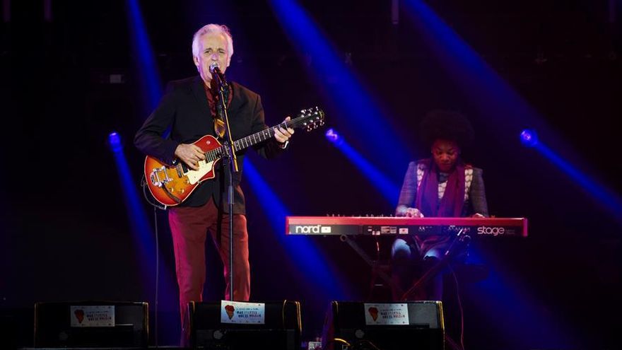 El músico y cantante Kiko Veneno durante su actuación este sábado en el concierto solidario 'Más fuertes que el volcán' celebrado en el Wizink Center de Madrid.