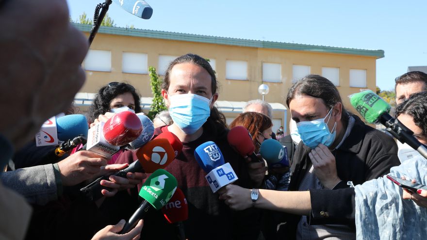 El candidato de Unidas Podemos a la Presidencia de la Comunidad de Madrid y secretario general de Podemos, Pablo Iglesias ofrece declaraciones a los medios tras ejercer su derecho a voto en el Colegio Público La Navata, a 4 de mayo de 2021, en Galapagar