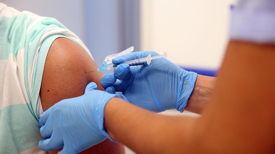 Archivo - Un sanitario pone una vacuna