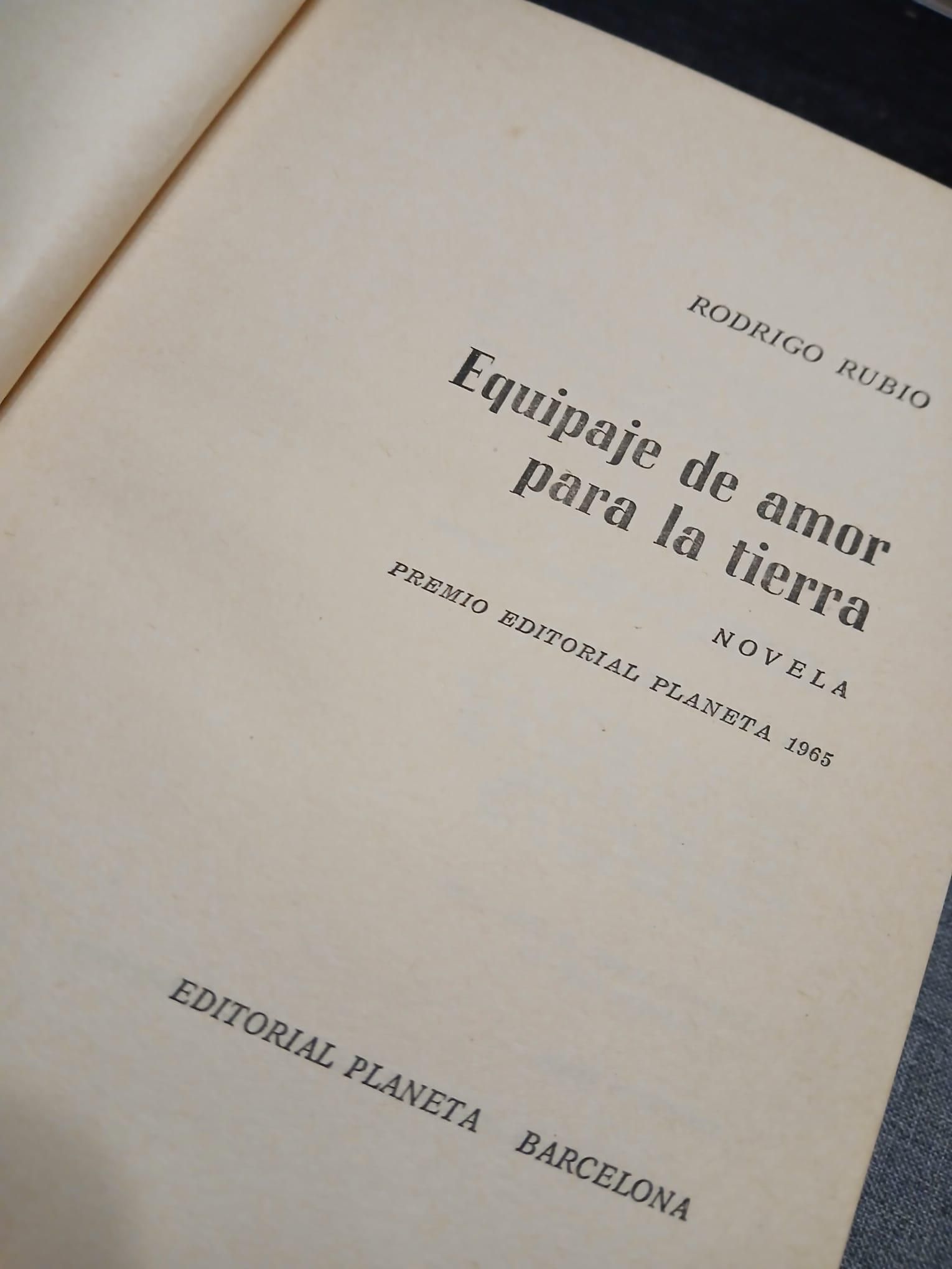 En los dos primeros años de publicación de la obra  'Equipaje de amor para la tierra' de Rodrigo Rubio, se reeditó hasta en nueve ocasiones