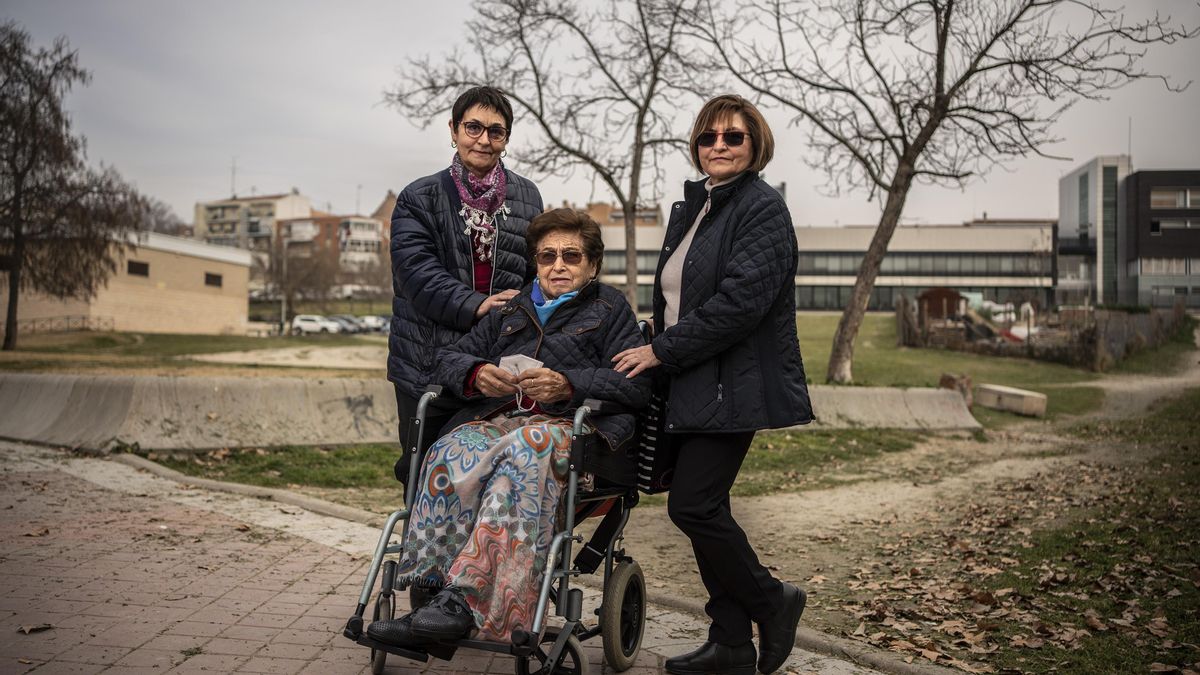 María Jesús, su hermana y su madre, frente a la residencia en la que vive y en la que murió su padre.