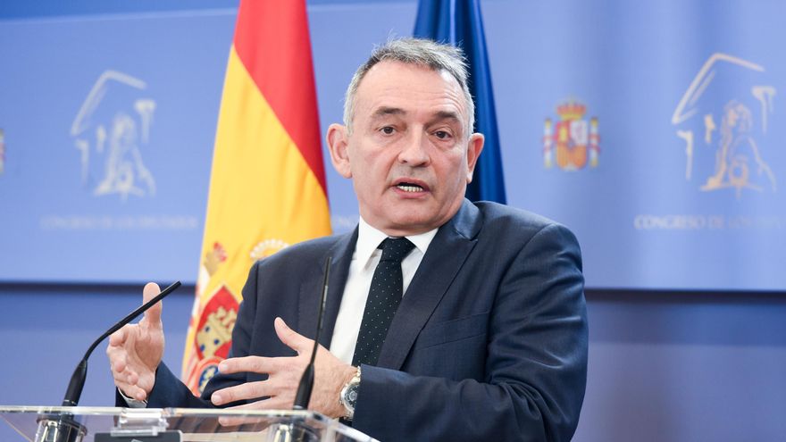 El dirigente de IU  y secretario general del PCE, Enrique Santiago, durante una rueda de prensa, en el Congreso de los Diputados, a 19 de diciembre de 2022, en Madrid (España).