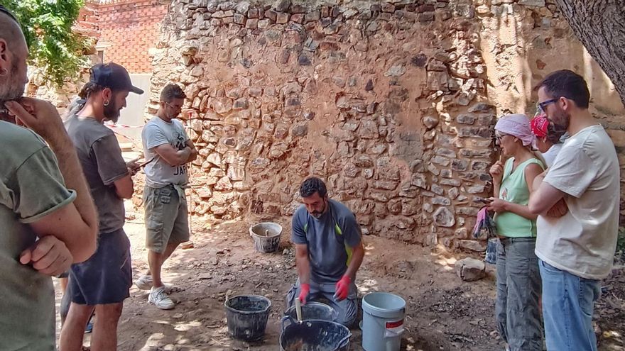 Taller de morteros de cal celebrado en ese mismo espacio en junio de 2025