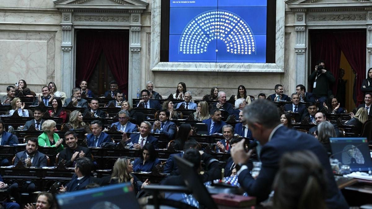 Tras hacer caer la sesión por el DNU, Menem se prepara para restituir la Ley de Tierras en el proyecto de Sturzenegger