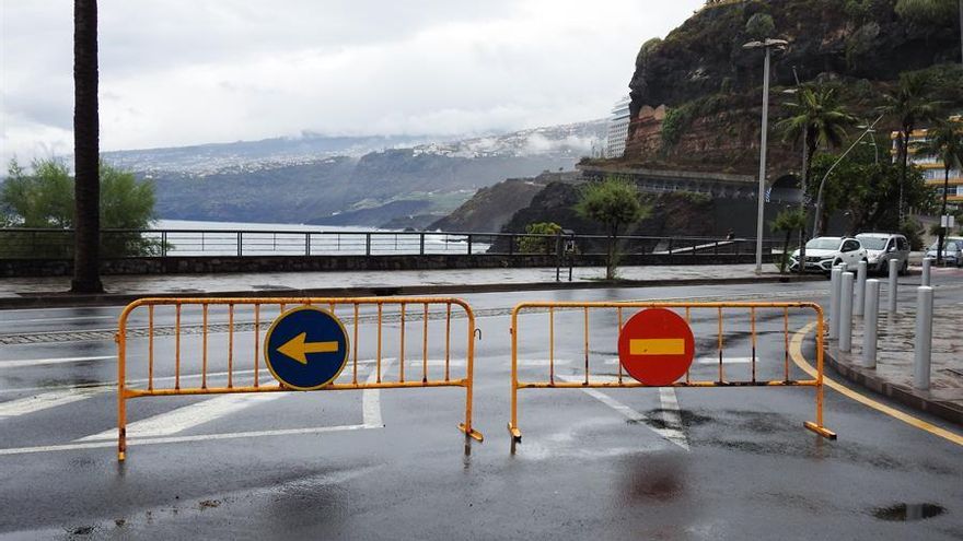 La carretera TF-31 que da acceso a Puerto de la Cruz ha sido cerrada al tráfico debido a la bajada de agua en la salida del túnel, producida por las lluvias que ha dejado la tormenta Hermine durante este domingo.