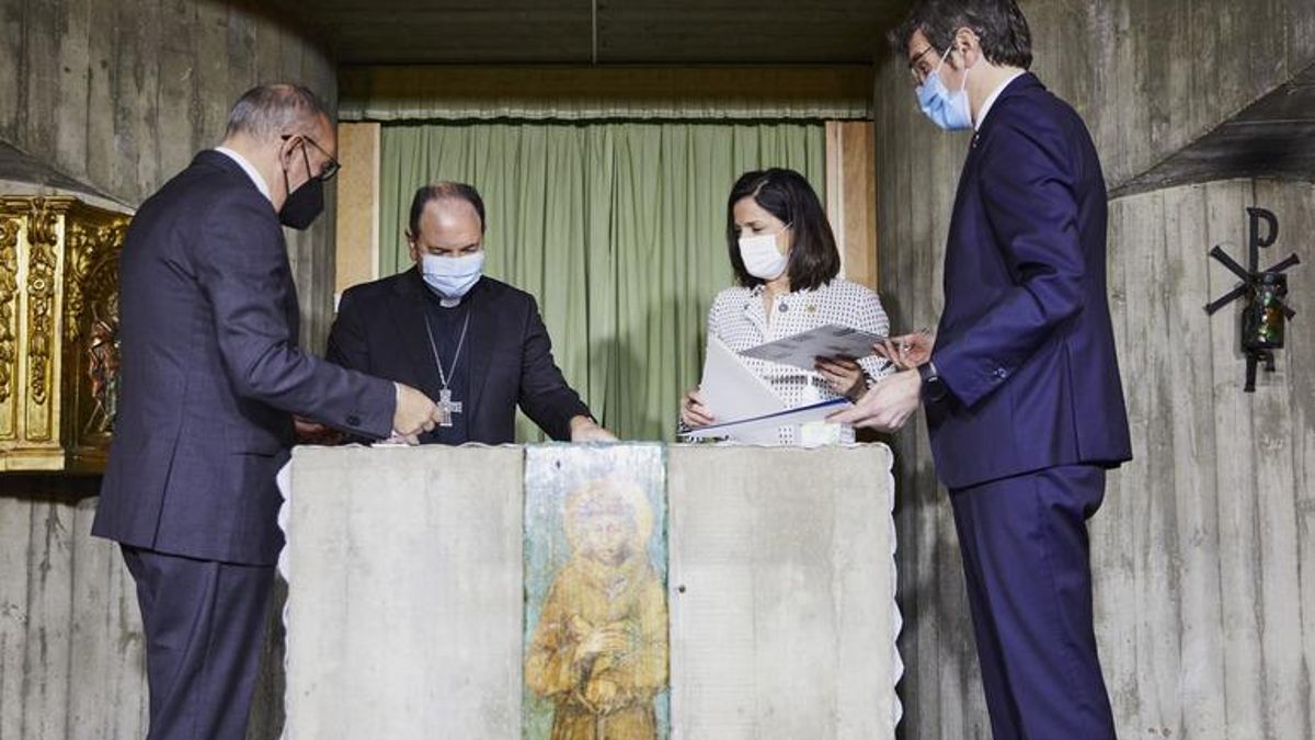 Firma, en la capilla, del convenio para la puesta en marcha del memorial