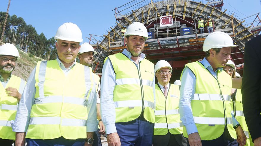 El ministro de Transportes y Movilidad Sostenible, Óscar Puente (centro), entre otros, durante una visita a las obras del nudo de la A-67 en julio de 2024.