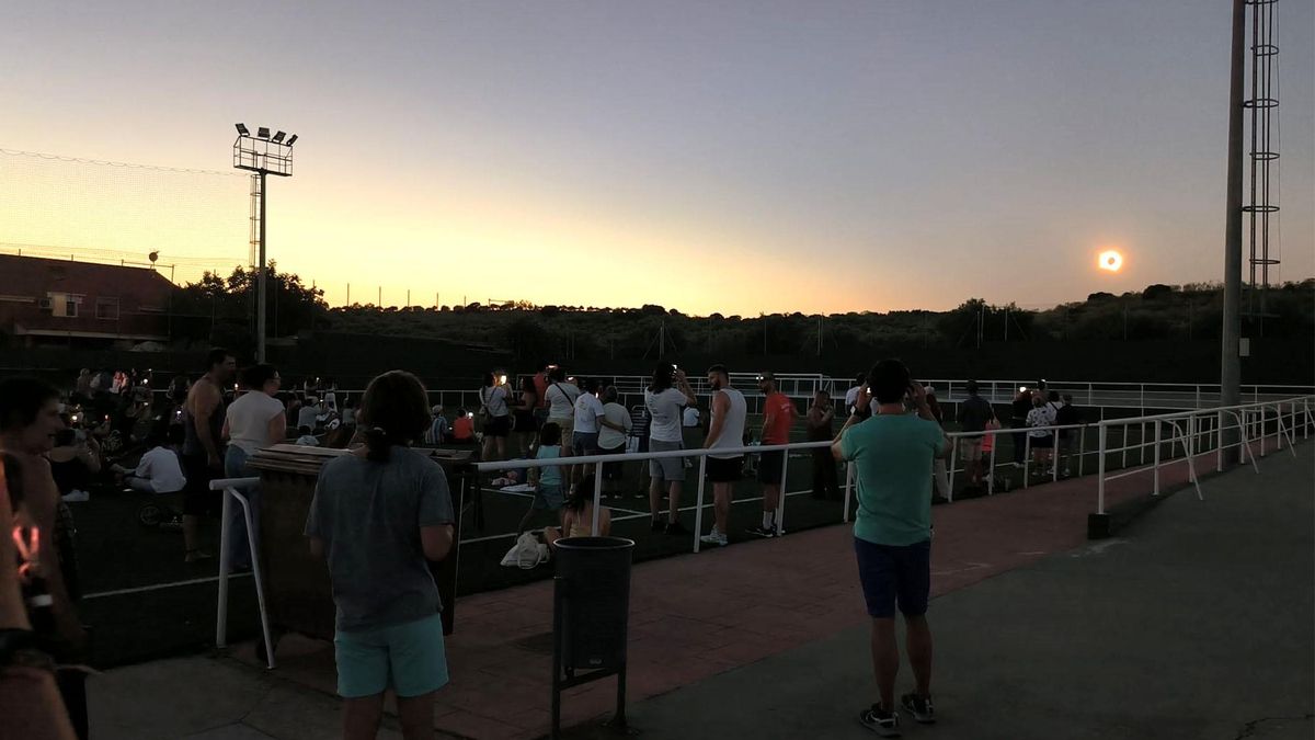 Personas viendo el eclipse desde Cabanillas del Campo (Guadalajara)