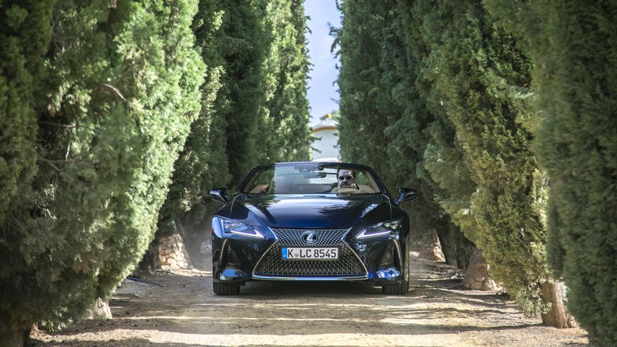 Imponente parrilla frontal.