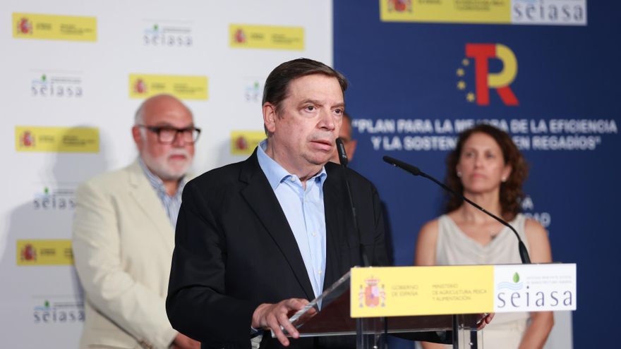 El ministro de Agricultura, Pesca y Alimentación, Luis Planas, este viernes en la localidad de Los Palacios y Villafranca (Sevilla)