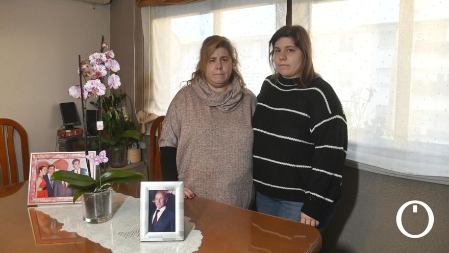 Una hora y cuarto en casa esperando una ambulancia y sin saber si su padre había fallecido