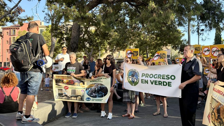 Un centenar de personas sale a las calles de Palma para protestar contra la explotación de caballos de las galeras