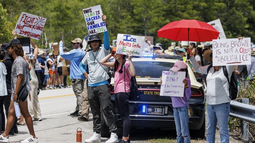 Masiva protesta contra cárcel migratoria 'Alligator Alcatraz' en vísperas de su apertura