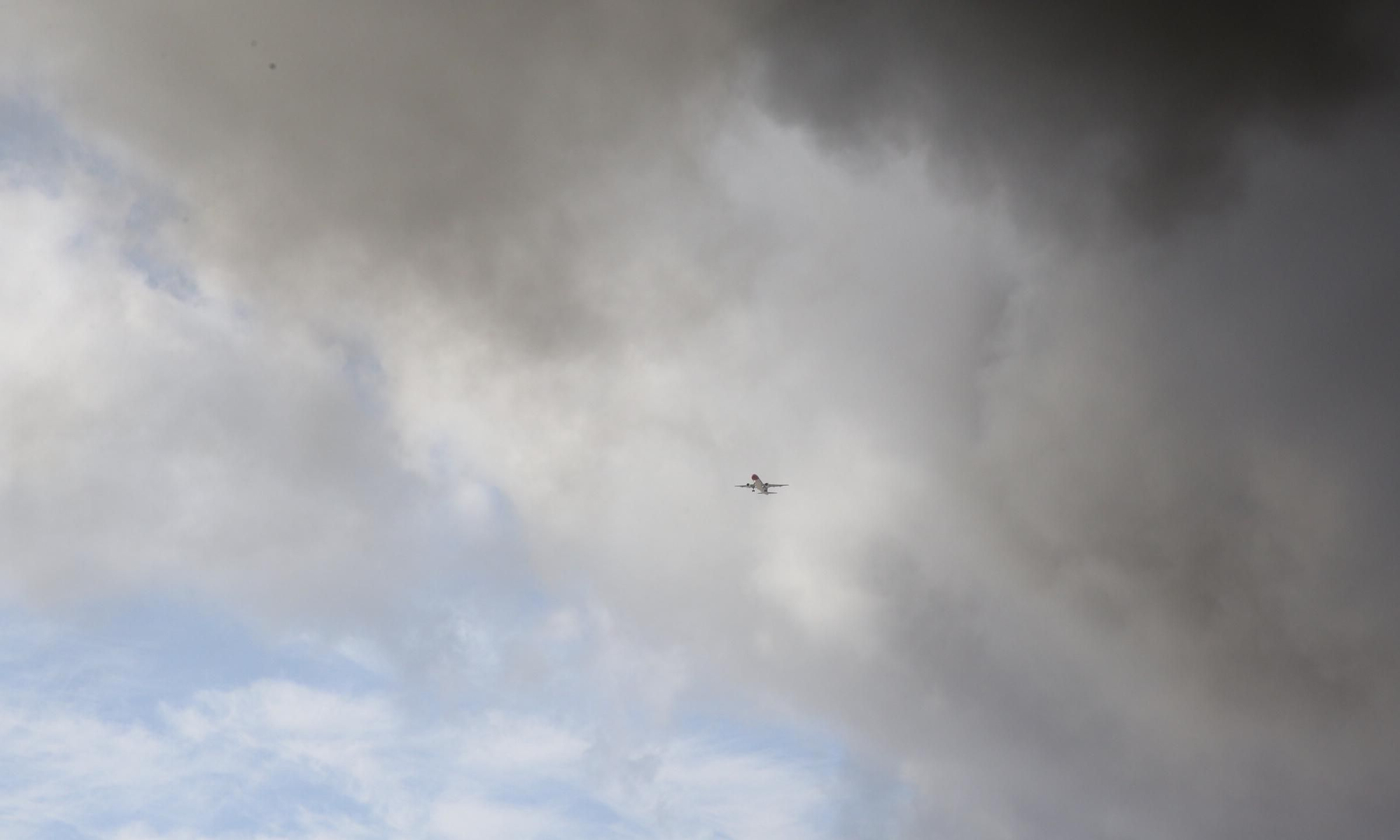 Incendio en un almacén  en el Polígono Industrial de Arinaga. (ALEJANDRO RAMOS)