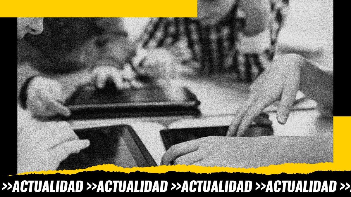 Fotografía de niños con pantallas en el aula