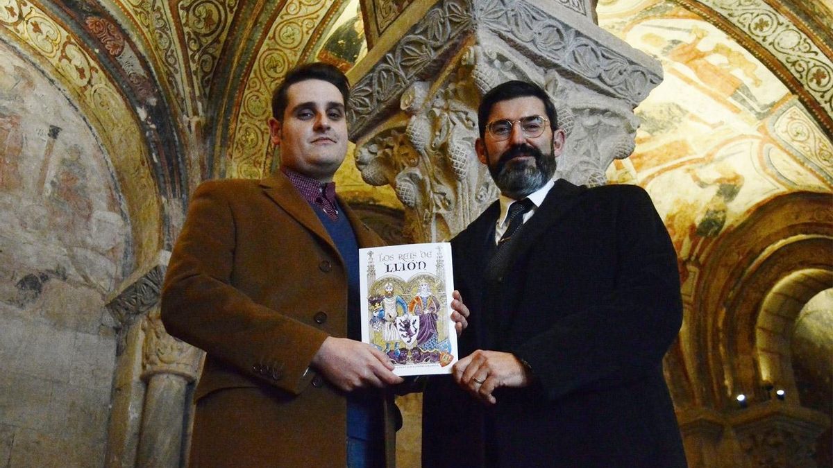 Ricardo Escobar junto a Ricardo Chao en el Panteón de los Reyes de León en San Isidoro con el ilustrador Ricardo Escobar (i) y su libro conjunto en llionés 'Los Reis de Llión'.