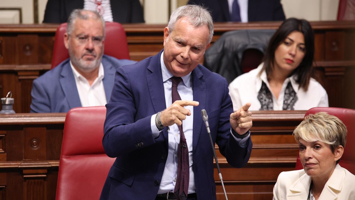 Sebastián Franquis, en el Parlamento canario.