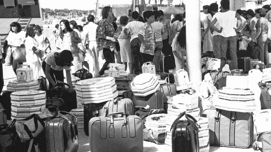 Turistas cargados de ensaimadas tras sus vacaciones en Mallorca (1985)