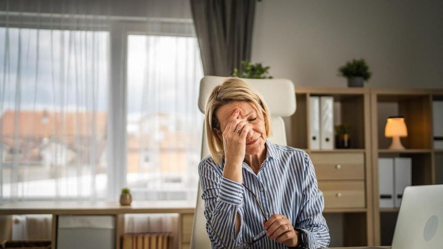 Del insomnio al aumento de peso o la niebla mental: una ginecóloga explica los síntomas de la menopausia que suelen pasar inadvertidos