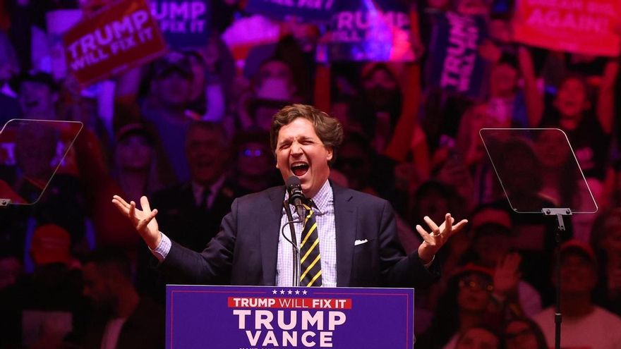 El presentador Tucker Carlson es uno de los invitados en el cuartel general de Donald Trump.