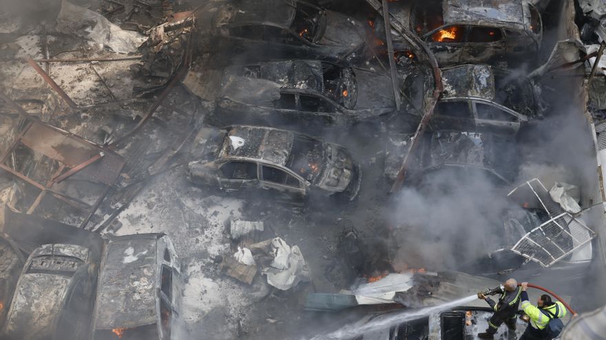 Vehículos incendiados en el lugar de un ataque aéreo israelí en el barrio de Corniche el-Mazraa, en Beirut, Líbano, el 8 de abril de 2026. Israel lanzó un ataque a gran escala contra múltiples puntos del Líbano, muchos de ellos en el centro de Beirut, un día después de que Estados Unidos e Irán acordaran un alto el fuego para detener las hostilidades entre ambos países. En un comunicado, el gobierno israelí anunció que el alto el fuego no incluye al Líbano y que continuará atacando posiciones de Hezbolá en todo el país. (Líbano, Estados Unidos, Hizbulá/Hezbolá) EFE/EPA/WAEL HAMZEH