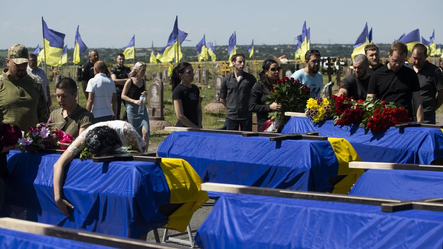 Ucrania recupera los cuerpos de 909 soldados caídos en la guerra