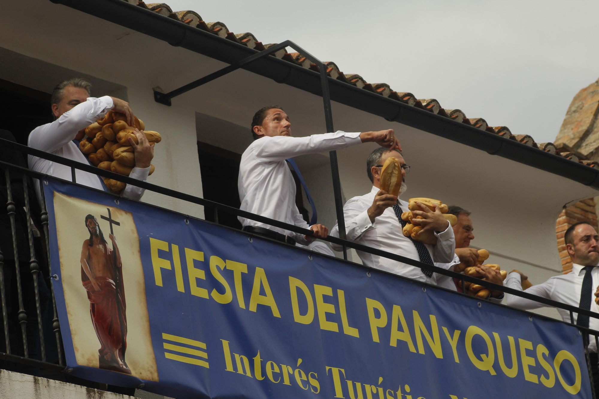 Los panes y los quesos vuelan desde la ermita de Quel para cumplir con una tradición de más de 500 años