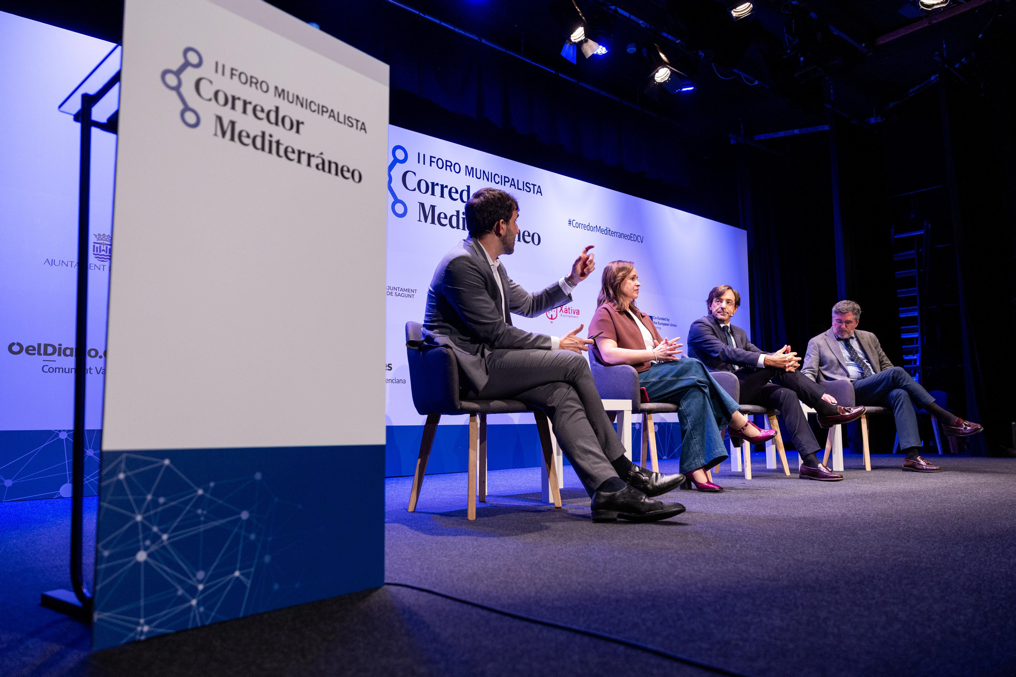 Los participantes en la mesa 'Las redes transeuropeas de ferrocarril y su impacto en las comarcas alicantinas'.