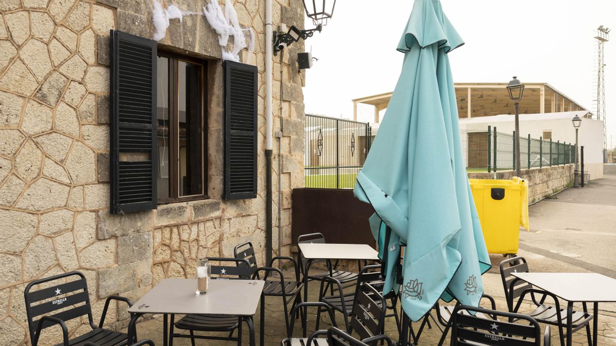 Cámara instalada en una farola que apunta a la terraza de un bar, registrando la actividad de los clientes.