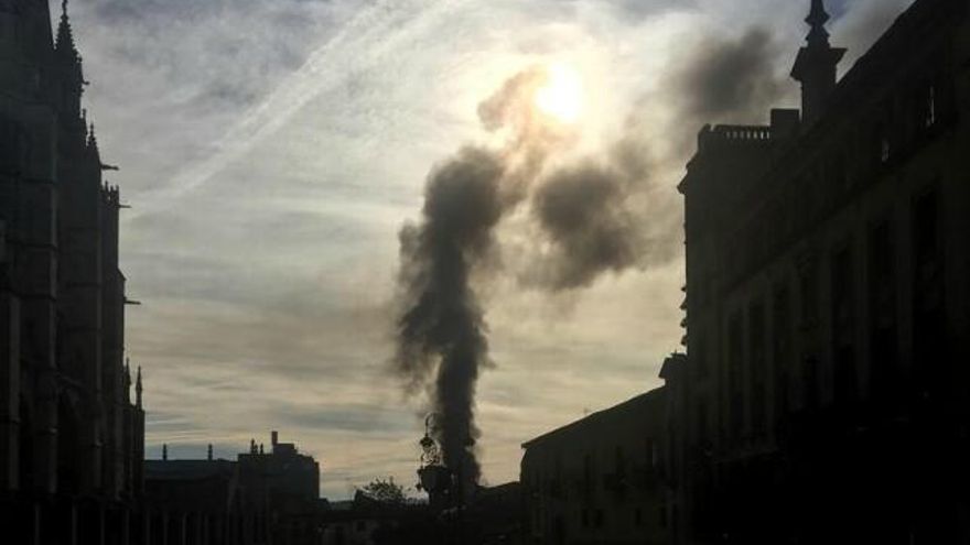 Vista del incendio desatado en el paseo de La Granja desde la calle Ancha de León.