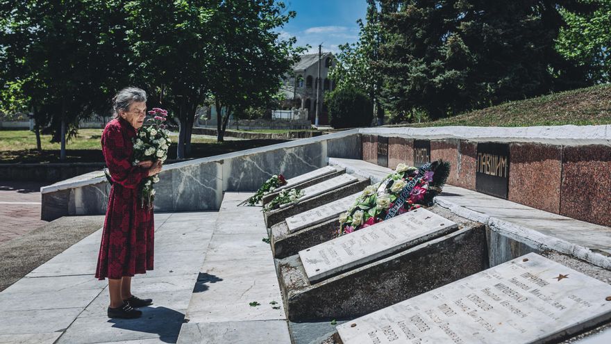 Anna lleva un ramo de flores al memorial de los soldados caidos en la Segunda Guerra Mundial