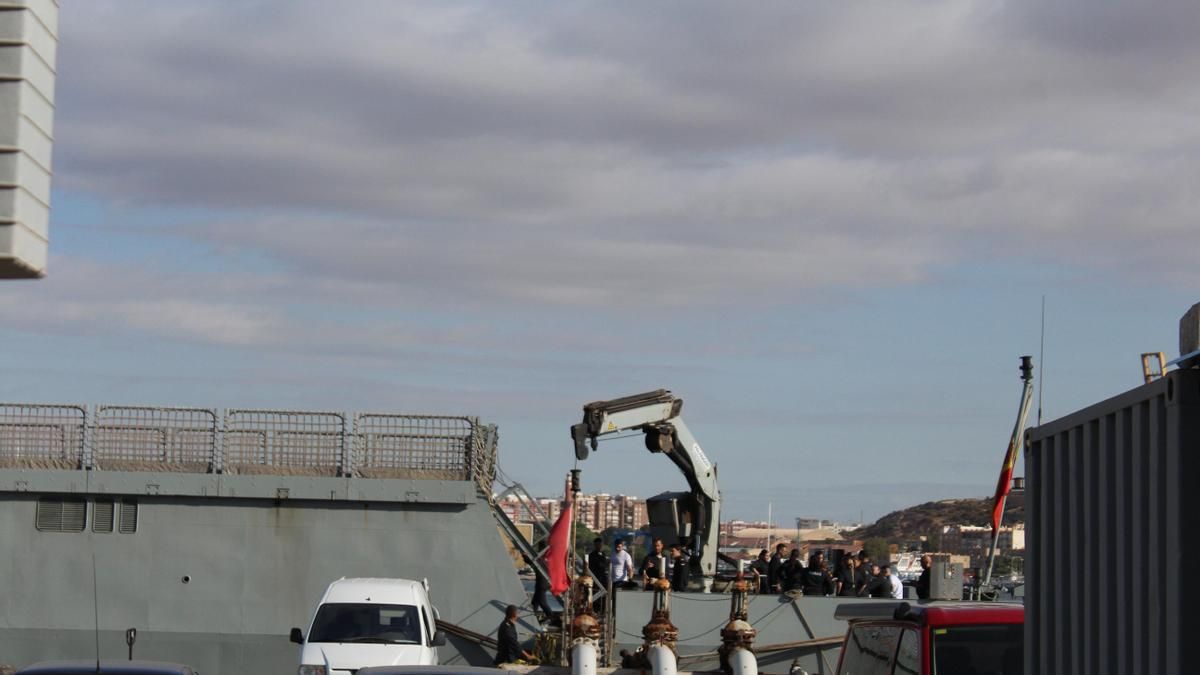 Integrantes de la tripulación del 'Furor' preparan el operativo.