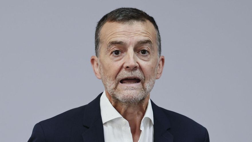 El coordinador federal de Izquierda Unida, Antonio Maíllo, durante la rueda de prensa que ha ofrecido este martes en Sevilla para hacer balance del curso político.