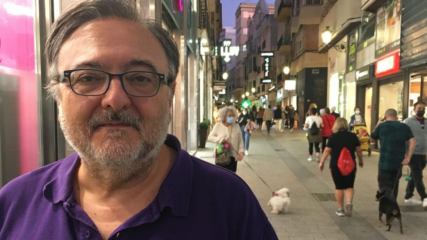 El escritor Eloy. M. Cebrián en una céntrica calle de Albacete