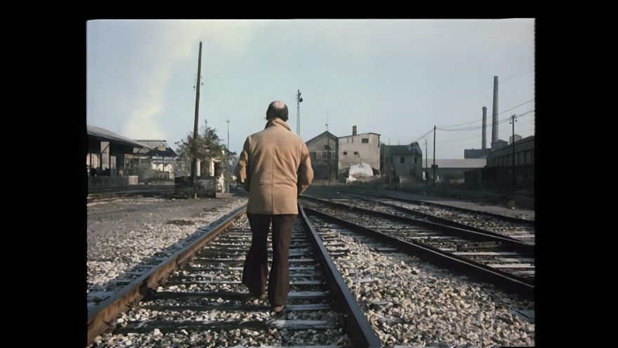 Labordeta de espaldas en las vías del tren