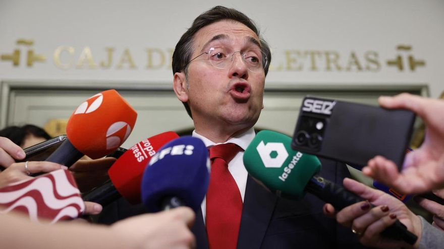 El ministro de Asuntos Exteriores, José Manuel Albares, atiende a la prensa en el marco del homenaje a las víctimas españolas desaparecidas durante la dictadura argentina, este jueves, en el Instituto Cervantes, en Madrid.