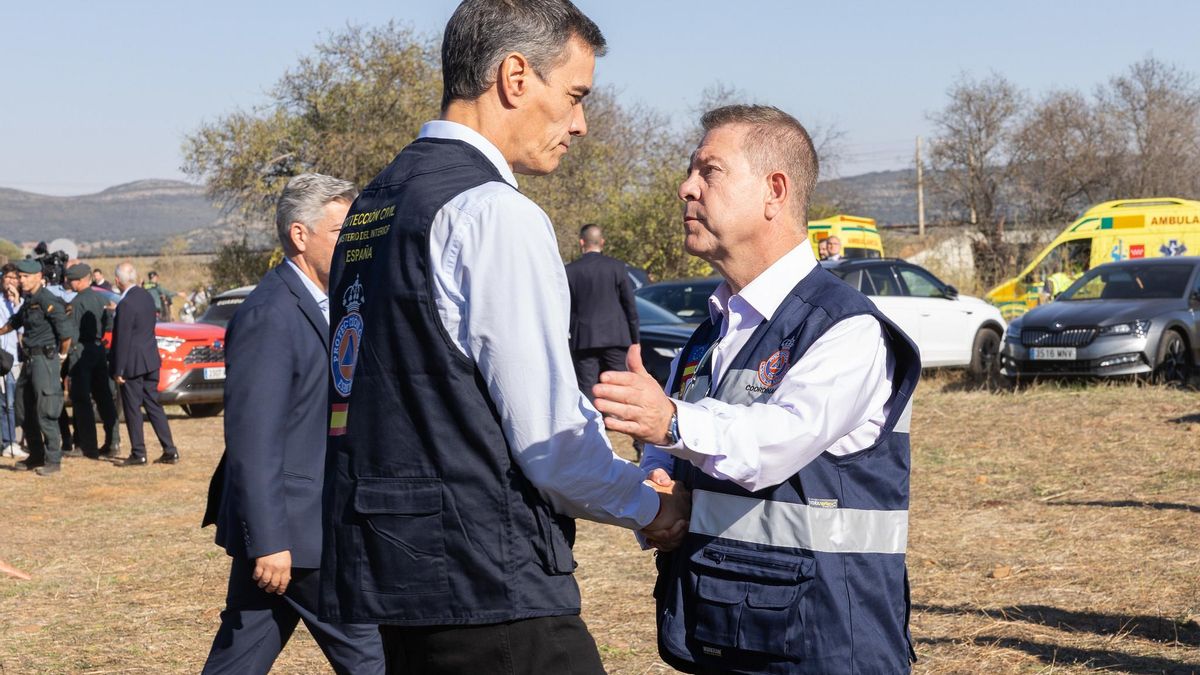 Pedro Sánchez saluda Emiliano García-Page, a su llegada al Puesto de Mando Avanzado en Urda, Toledo