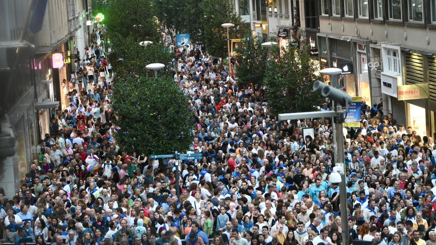 Cientos de personas durante el chupinazo de la Semana Grande en Santander