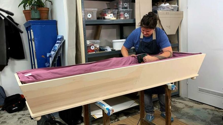 Romana Maschek, fundadora de "Sargatelier", empresa que ofrece un programa para personalizar féretros a mano, y Jürgen Sild, gerente de Bestattung Wien, la empresa pública de servicio fúnebres de Viena ofrecen un taller para que la gente pueda decorar el recipiente material en el que reposará un ser querido y así procesar el duelo y facilitar la inevitable despedida..